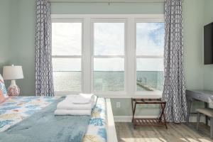 1 dormitorio con cama y ventana grande en Straits Serenity home, en Gloucester