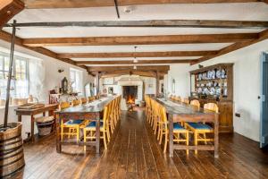 comedor grande con mesa larga y sillas en Rosehill House, en Dungannon