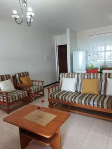- un salon avec deux canapés et une table basse dans l'établissement Barbara Home, à Madalena do Mar