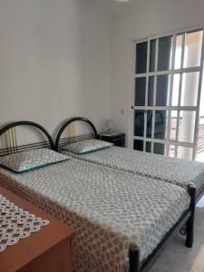 - une chambre avec 2 lits et une fenêtre dans l'établissement Barbara Home, à Madalena do Mar