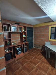 a living room with a brick wall at Casa para 12 personas Acceso a la represa y Barbacoa in Guatapé