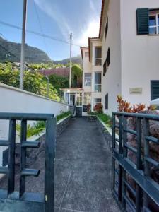 - une vue depuis le balcon d'un bâtiment dans l'établissement Barbara Home, à Madalena do Mar