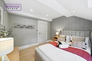 1 dormitorio con 1 cama grande con manta roja en Top Quality 2 Bed 1 Bath Apartments For Contractors By REDWOOD STAYS, en Reading