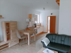 cocina con sofá y mesa en una habitación en Apartments, en Papenburg