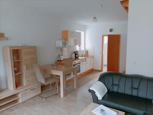 パーペンブルクにあるApartmentsのキッチン(ソファ、テーブル付)
