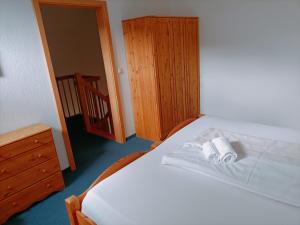 1 dormitorio con 1 cama con 2 toallas en Apartments, en Papenburg