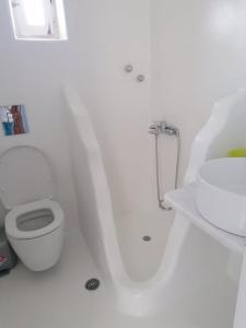 Um banheiro em Mykonos Rooms