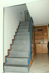 eine Treppe in einem Zimmer mit Treppenaufgang in der Unterkunft Casa Rosa Atrani in Atrani