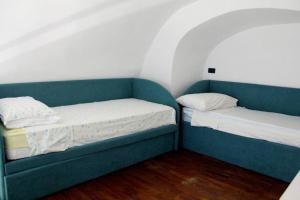 two beds sitting next to each other in a room at Casa Rosa Atrani in Atrani