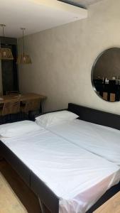 Una cama o camas en una habitación de Glo apart hotel