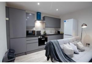 uma sala de estar com um sofá e uma cozinha em Charming 1BR flat in Maidstone em Maidstone