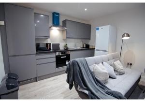 un soggiorno con divano e una cucina di Charming 1BR flat in Maidstone a Maidstone