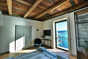 Телевизор и/или развлекательный центр в In Costa Relais & Luxury Suites