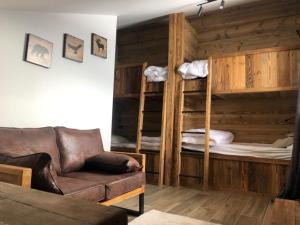 uma sala de estar com um sofá e um beliche em Chalet Montana em Font Romeu Odeillo Via