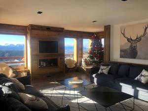 uma sala de estar com um sofá e uma árvore de Natal em Chalet Montana em Font Romeu Odeillo Via