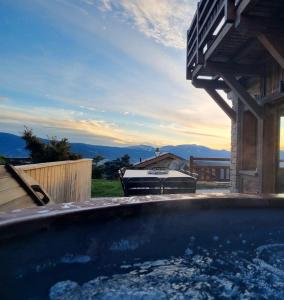 uma piscina com vista para as montanhas em Chalet Montana em Font Romeu Odeillo Via