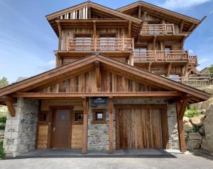 uma grande casa de madeira com uma garagem de madeira em Chalet Montana em Font Romeu Odeillo Via