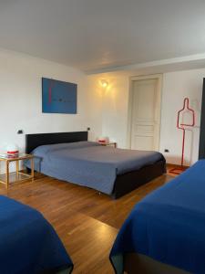 een slaapkamer met 2 bedden en een tv aan de muur bij B&B Trieste&Trento in Napels