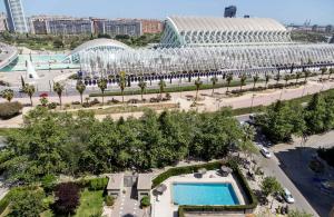 eine Luftansicht auf einen Park mit Pool und Gebäude in der Unterkunft Travel Hábitat L'Umbracle in Valencia