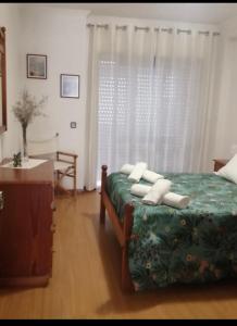 1 dormitorio con 1 cama, vestidor y ventana en Spacieux Appartement à Porto en bord mer, en Póvoa de Varzim