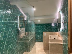 Bilik mandi di Manoir du Bouyssou