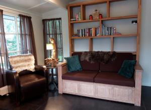a living room with a couch and a book shelf at Villa Mar veluwe in Ermelo