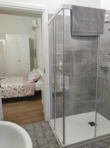 a bathroom with a shower and a bedroom with a bed at B&B Villa Elisa in Motta di Livenza +27 photos