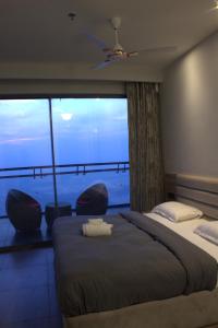 una camera d'albergo con due letti e una grande finestra di AmigosStay - High Rise Studio with river view. a Noida