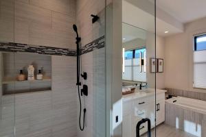 baño con ducha y puerta de cristal en Mahar Homes - Plaza North on First, en Ashland