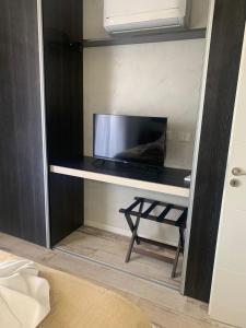 a desk in a room with a television on it at Glo apart hotel in Cañuelas