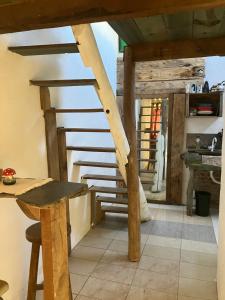 een keuken met een houten trap in een kamer bij Apartamentos completos a metros del mar in Aguas Dulces