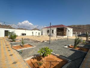 a building with a lot of plants in front of it at Cozy Mountain House Near Hatta in Sinādil