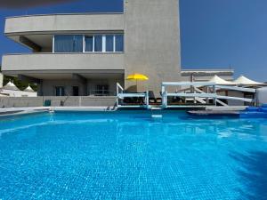 Bazén v ubytovaní Trulli in Martina Franca residence alebo v jeho blízkosti