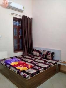 a large bed in a room with a window at Shiv Shakti Palace in Rīngas