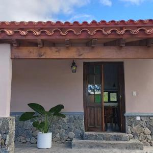 卡法亞特的住宿－Las Piedritas Cafayate，前方有植物的房子的门