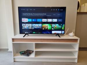 TV a/nebo společenská místnost v ubytování HERMOSO - CATEGORIA Departamento 90 m2 CENTRO con COCHERA opcional