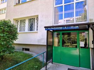 zielone drzwi przed budynkiem w obiekcie Great Apart Imielin w Warszawie