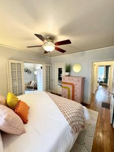 Schlafzimmer mit einem weißen Bett und einem Deckenventilator in der Unterkunft Tandem House - 3 Bedroom SE Portland Gem! in Portland