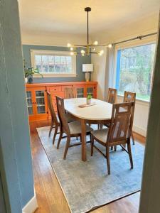 - une salle à manger avec une table et des chaises dans l'établissement Tandem House - 3 Bedroom SE Portland Gem!, à Portland