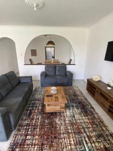 uma sala de estar com um sofá e uma mesa em RCM Vilas - Casa Confortável 02 em Joinville