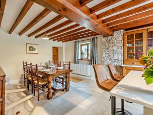 uma cozinha e sala de jantar com uma mesa de madeira e cadeiras em 3 Bed in Holywell 89614 em Whitford