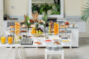 ein Buffet mit Speisen und Obst auf dem Tisch in der Unterkunft Loi Suites Recoleta Hotel in Buenos Aires