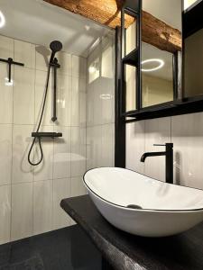 Ένα μπάνιο στο Ferienwohnung Anneliese im Einzeldenkmal - Lange Gasse 29 +44 φωτογραφίες