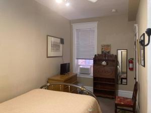 a bedroom with a bed and a desk and a window at Queen Bed w private ensuite bathroom in Lakeview - 3d in Chicago