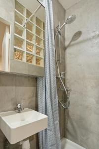 een badkamer met wastafel en douche bij Tiny Suite 12 D Paris’s heart! in Parijs