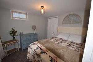 1 dormitorio con 1 cama, vestidor y ventana en Bliss on the Lake, en Wausau