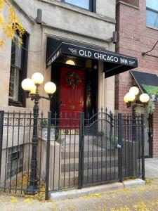 ein altes Gasthaus mit einem Tor und einer roten Tür aus Chicago in der Unterkunft Private room with full size bed in Lakeview - 3c in Chicago