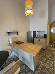 Kuchyň nebo kuchyňský kout v ubytování Chic and classic apartment in Condado Apt 2