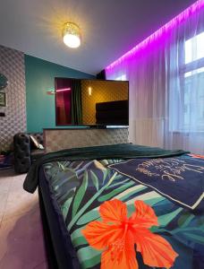 凱爾採的住宿－Gold Glass Jacuzzi Sauna Rynek-Parking，一间卧室,床上放着橙花