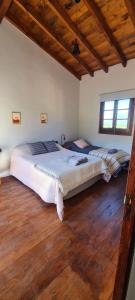 A bed or beds in a room at Las Piedritas Cafayate